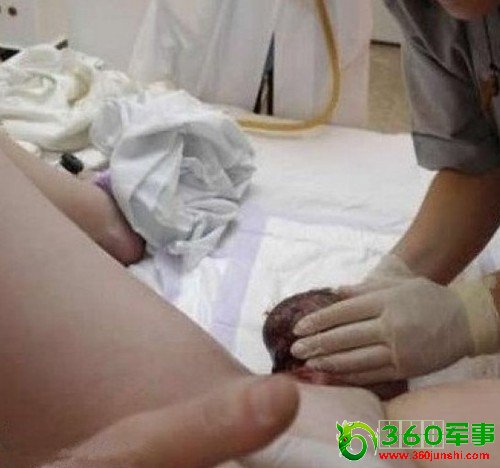 一组伟大母亲分娩过程的照片，看后令人震撼。把这样血淋淋的镜头展示给大家，并不是想吓唬谁，请加倍关心疼爱你的母亲、妻子。